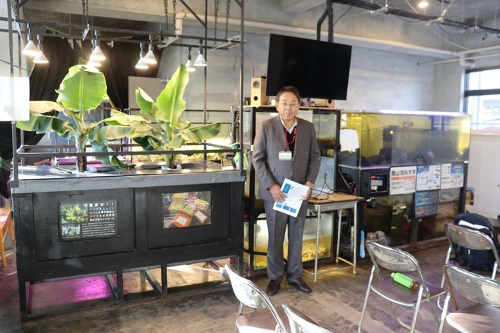 アクアポニックス装置。右側の水槽でタマカイを飼育し、その排出物でバナナを水耕栽培（左側）