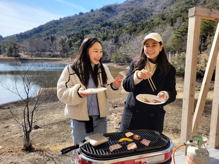 開放感あふれる空間で食べる焼き肉は格別の味