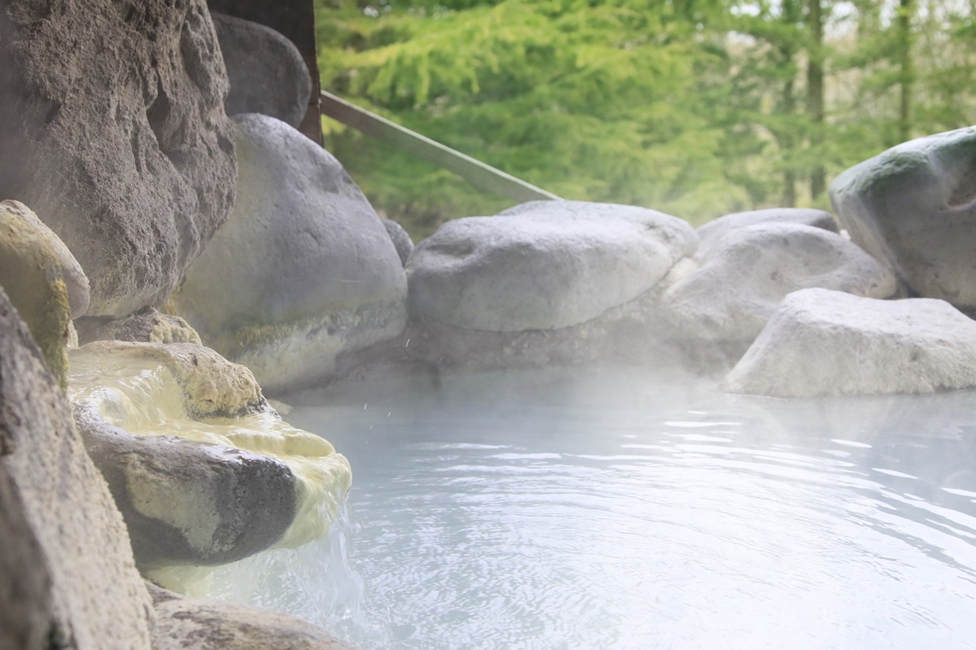掛け流しの本格天然硫黄泉