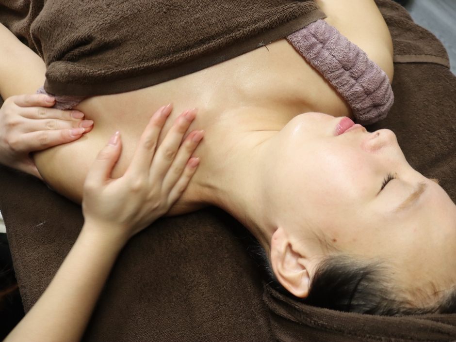 リンパマッサージで老廃物を流します