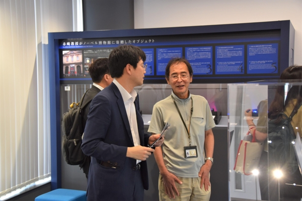 赤﨑・天野・吉野ノーベル賞記念展示室を見学する様子