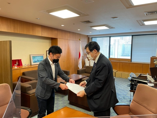 泉大津市長らが厚労省に こどもへのコロナワクチン接種勧奨中止等を求め要望書を提出