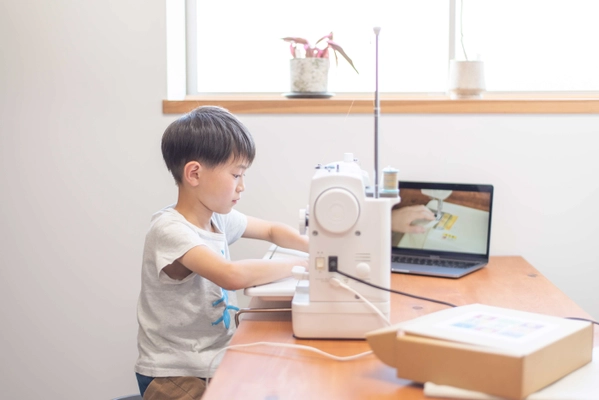 自宅でミシンを学べる子ども用ソーイングレッスンキットを新発売！ 月に数回オンラインレッスンも開催