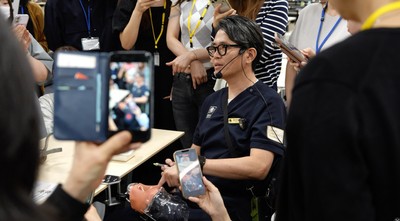 実演される麻酔手技を一心に見つめる受講生