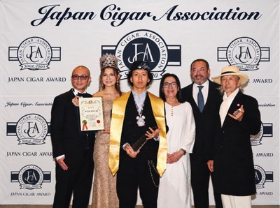 写真右から、一般社団法人 日本葉巻協会(JCA)代表理事・辻厚成氏、駐日ドミニカ共和国特命全権大使・エドワード・アニバル・ペレス・レジェス閣下、駐日キューバ共和国特命全権大使・ヒセラ・ベアトリス・ガルシア・リベラ閣下、「JAPAN CIGAR AWARD 2026」受賞者・JP THE WAVY氏、ミス・シガー・ジャパン2026のアナ・パウラ・マツモト氏、S.T. DUPONT Japon代表取締役社長・向井透氏。  photo by Kazumi Watanabe