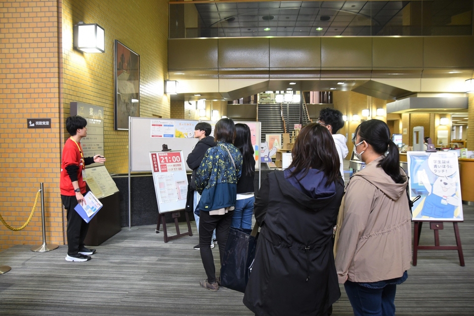附属図書館も見学
