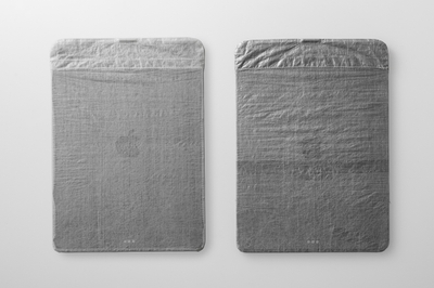 デバイスを入れた状態のLWP003(左:White/右:Gray)