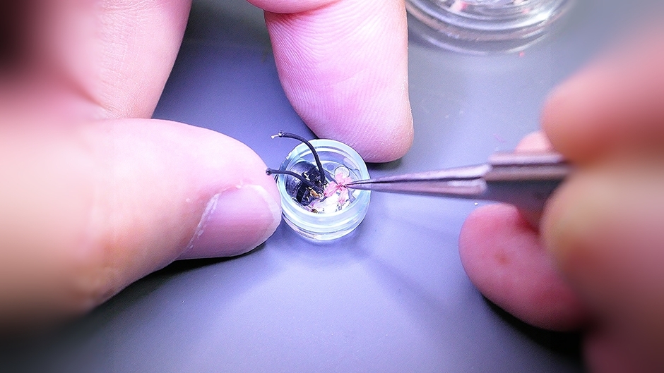 全て日本人の手工による組付け