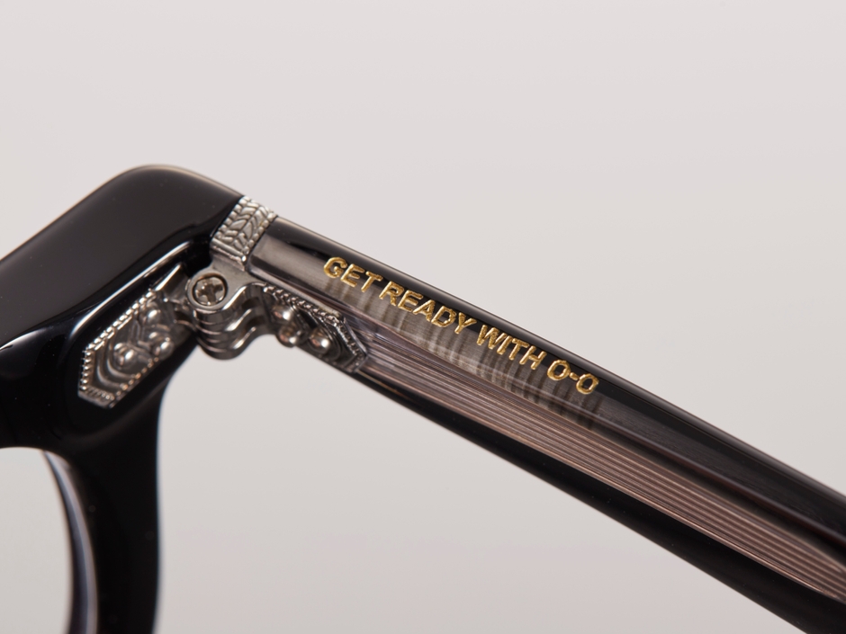 さりげなく刻まれたメッセージが。(GET READY WITH O-O)