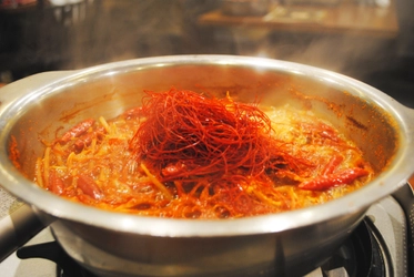 「銀座ラムしゃぶ金の目」の ラム肉の味を引き立たせる【辛さ】と【旨さ】を同時に味わえる “大人の旨辛ラムしゃぶ鍋”販売開始