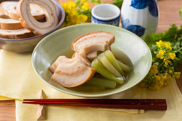 新潟名物の車麩と春の味覚、蕗を煮びたしに。滋味溢れる美味しさをお楽しみください。