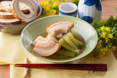 新潟名物の車麩と春の味覚、蕗を煮びたしに。滋味溢れる美味しさをお楽しみください。