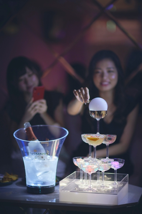 都内初バブルシャンパンタワー