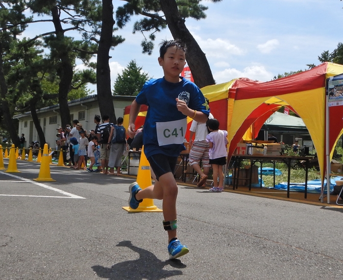 大会で力強く走る教室の生徒