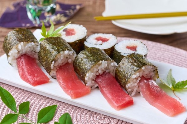 まぐろはみ出し鉄火巻き（Premium 白浜彩朝楽ほか2施設）