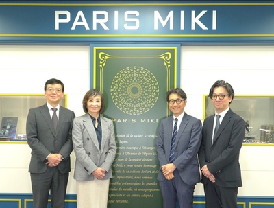 写真左より、一般社団法人ソーシャルビジネスバンク 代表理事 東 信吾様、Aimowl株式会社 代表取締役社長 髙城 いづみ様、 株式会社パリミキホールディングス 代表取締役会長 多根 幹雄、株式会社パリミキ 営業本部長 成尾 斗夢