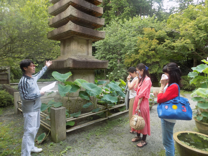 覚園寺では、夢告により北条義時の危機を救ったという霊験を持つ戌神像の感動エピソードに泣く参加者たち