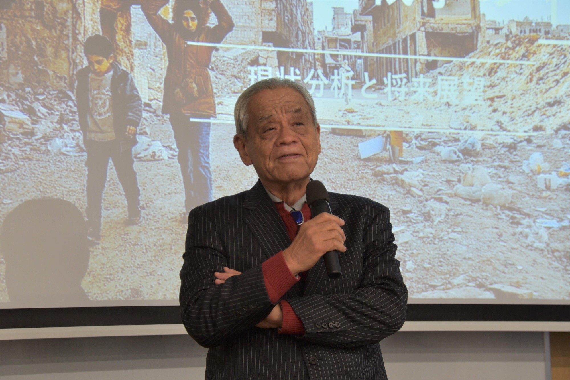 あいさつする網中元学長