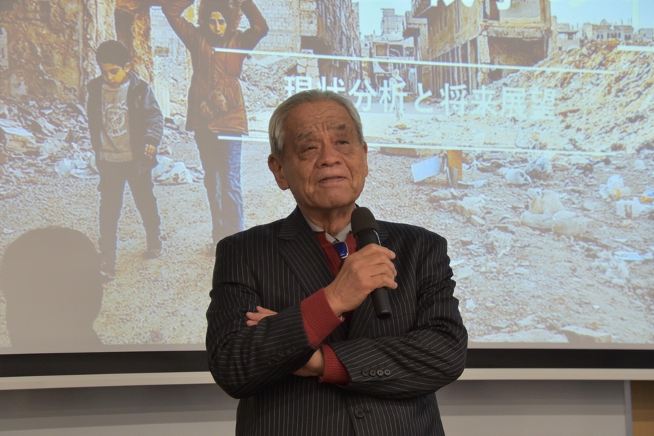 あいさつする網中元学長