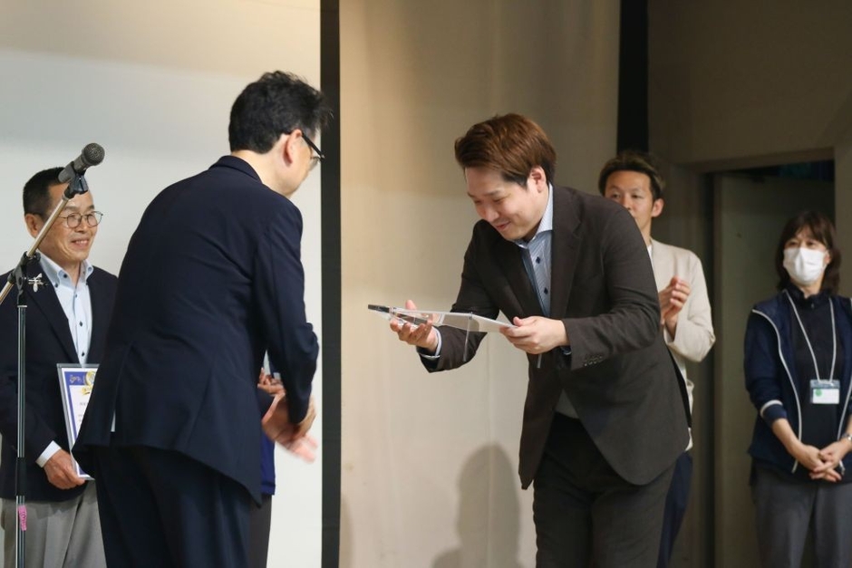 大西熊本市長より、記念盾が手渡されました。