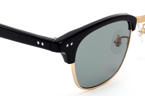 異素材のコンビネーションで質感を高めている