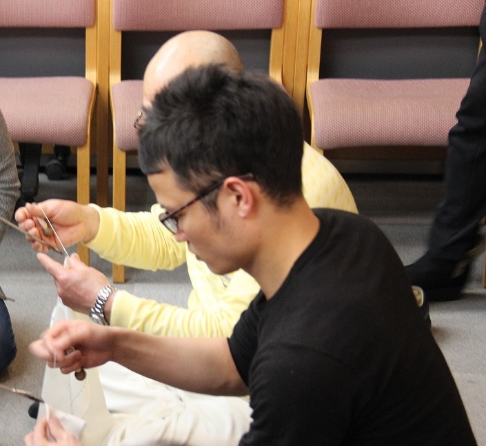 体験会で職人さんから「くくり」を教わる上田さん