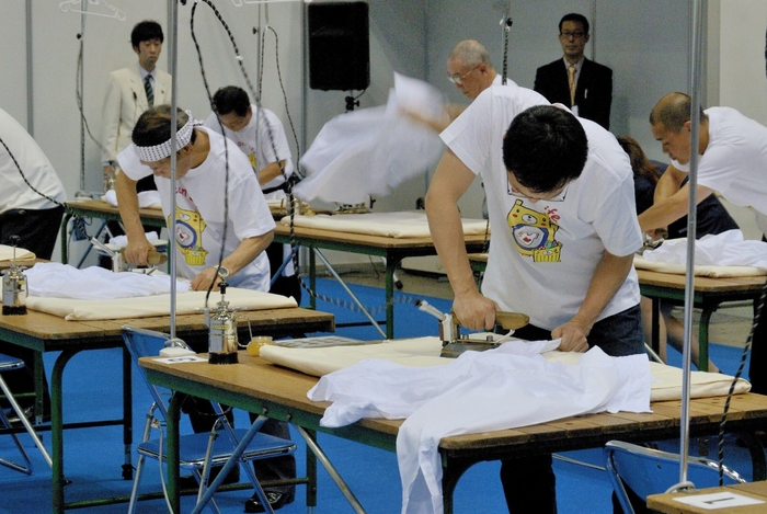 全国ワイシャツ仕上競技大会の様子