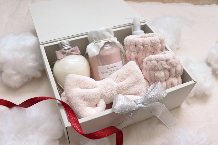 ボディミルク、ヘアバンド、リストバンドがセットに