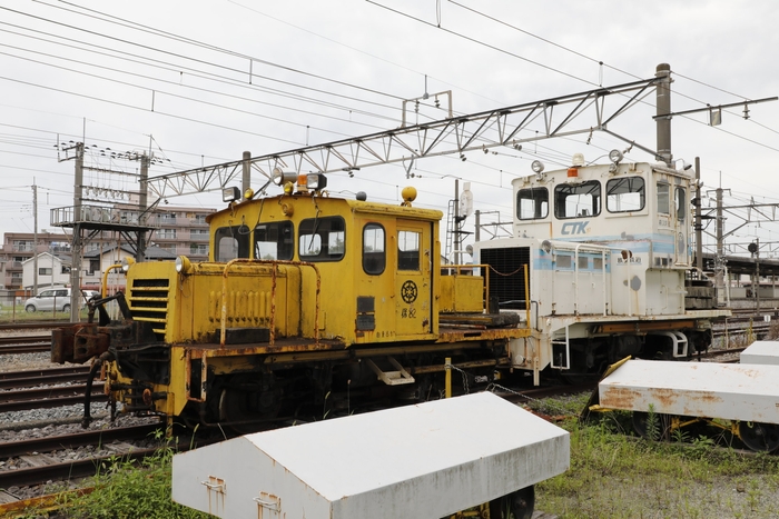 モーターカー保-82号機(前)と保-121号機(後)