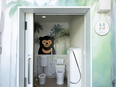 子ども用便器も設置した多目的トイレ