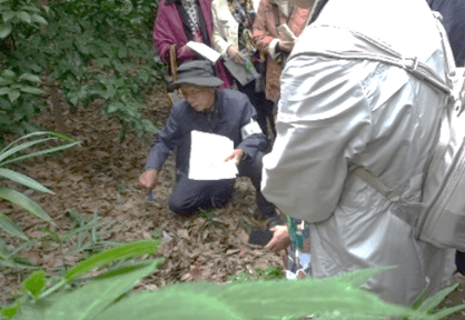 土壌の解説をする樹木医