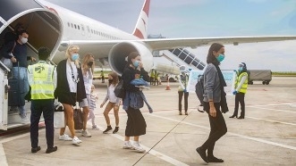 ヴァレナ国際空港に到着した観光客