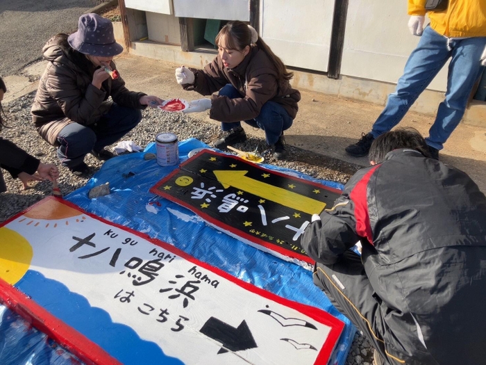 ベンチや看板の補修作業