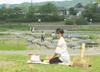 京都の癒し処・鴨川でカジュアルに楽しむ抹茶ピクニック！ 日本初の日本茶アウトドアカフェ！？ 「d:matcha Kyoto Cafe & Picnic」出町柳に6/22にオープン