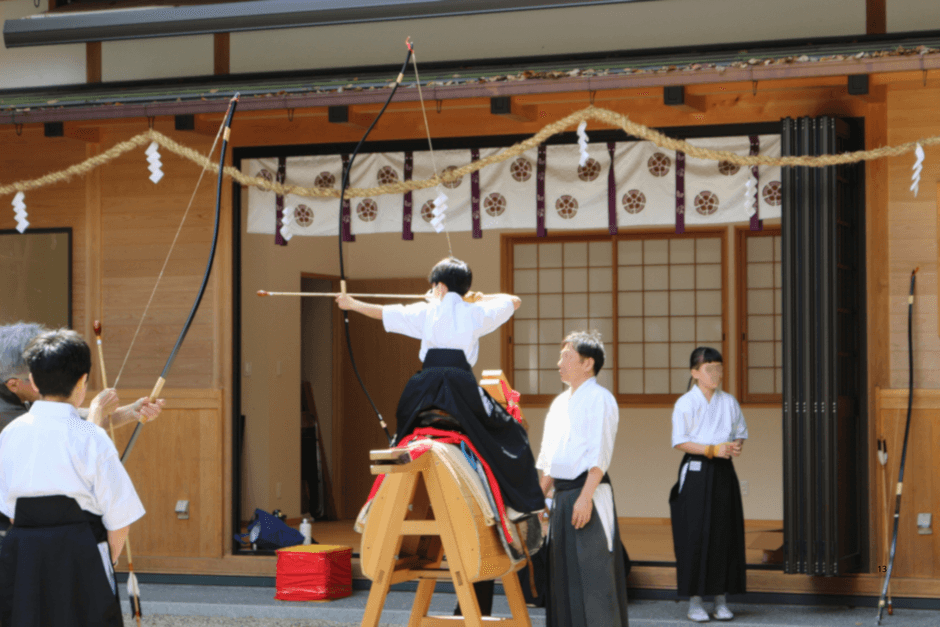 「美多彌神社 子ども流鏑馬礼法講習会」で稽古に取り組む子どもたち。 礼法や所作、弓の扱いを通して、伝統文化を学んでいる。
