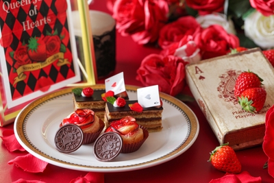 スタンド中段スイーツ イメージ いちごと薔薇のアップルパイ は、フレッシュの林檎を薔薇に見立てたパイ。見た目にも可愛い仕上がり。 いちごとクラシックオペラは、コーヒーのバタークリームを何層にも重ね、チョコレートでコーティングした贅沢な一品。フレッシュいちごがアクセント。