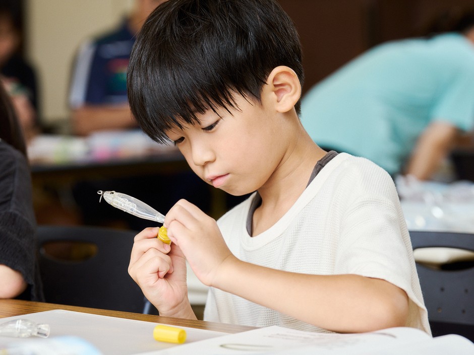 ルアーペインティングに真剣に取り組む子どもたち
