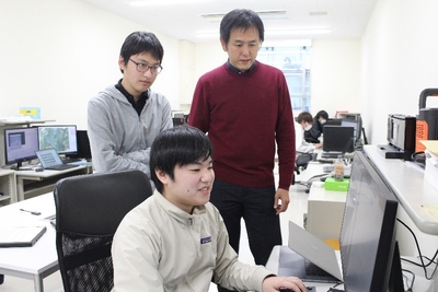 学生と一緒に動画解析を行う李教授(右端)