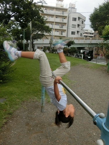 鉄棒(足掛け前・後まわり)