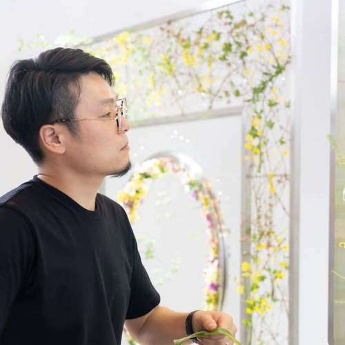 小西拓プロフィール　 ５年に一度開催される国内最高峰のフラワーデザイン競技会「フラワーデザイン競技会グランドチャンピオン選手権2018」優勝。2019年8月北京世界園芸博覧会にて開催された「2019ワールドフラワーアートコンテスト」に日本代表として出場し、第3位を受賞。