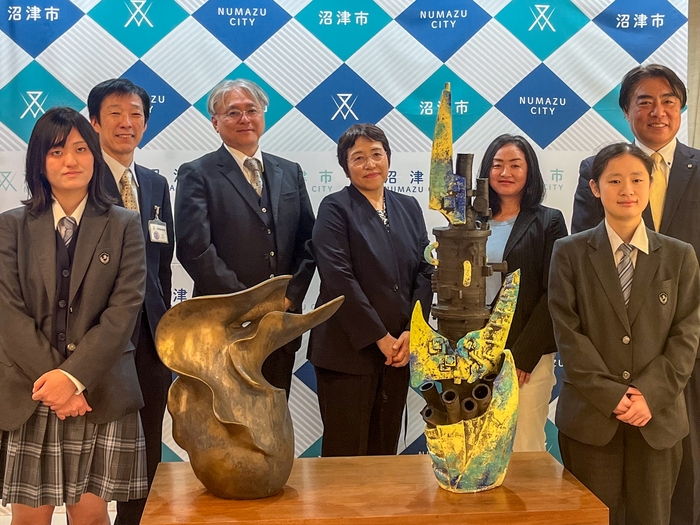 沼津市長表敬訪問を行った吉住優月さん(前列左)と門倉菜々香さん(前列右)