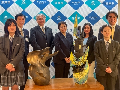 沼津市長表敬訪問を行った吉住優月さん(前列左)と門倉菜々香さん(前列右)