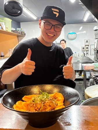 日本でアルバイトも経験。写真はラーメン屋で働いていたときのもの