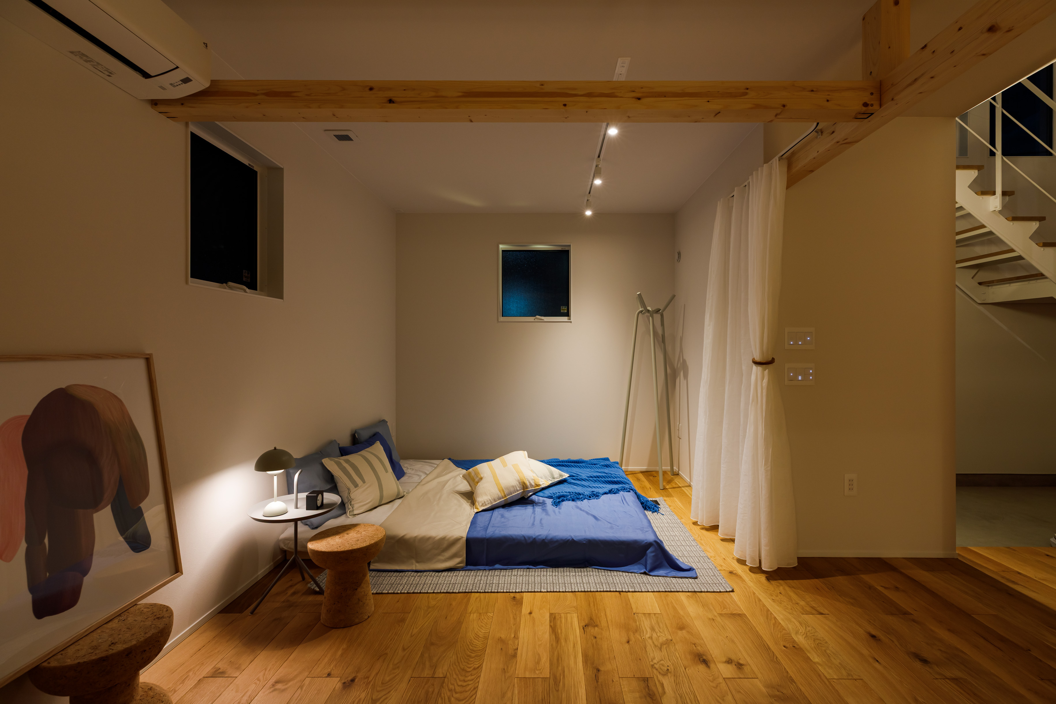 カーテンでゆるやかに仕切る寝室