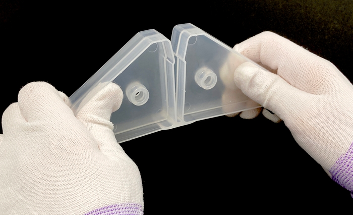 オリジナルの可変式機構を採用! 1.5~3mm程度のアクリル板まで幅広く対応