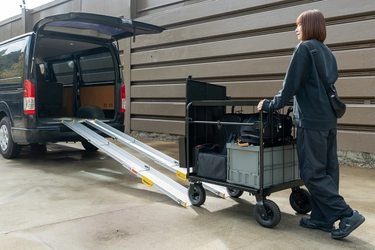 少人数ロケの新定番！搬入・搬出を一人で完結する 機材運搬台車「クロウディセット」登場