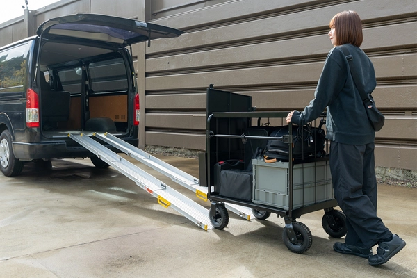 少人数ロケの新定番！搬入・搬出を一人で完結する 機材運搬台車「クロウディセット」登場