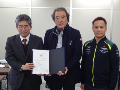 12月27日の認定書授与式の様子(岐阜県庁内にて　左：岐阜県健康福祉部生活衛生課 課長 緒方様　中央：大里ラボラトリー代表取締役社長　林　右：大里ラボラトリー ISO管理責任者　岩井)
