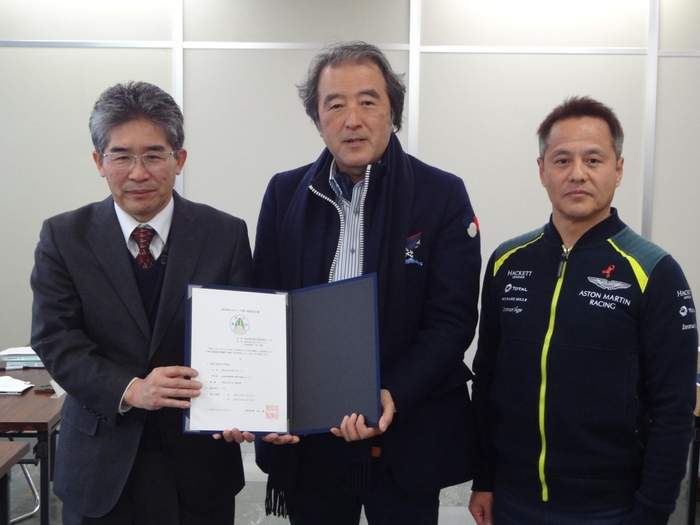 12月27日の認定書授与式の様子(岐阜県庁内にて 左:岐阜県健康福祉部生活衛生課 課長 緒方様 中央:大里ラボラトリー代表取締役社長 林 右:大里ラボラトリー ISO管理責任者 岩井)