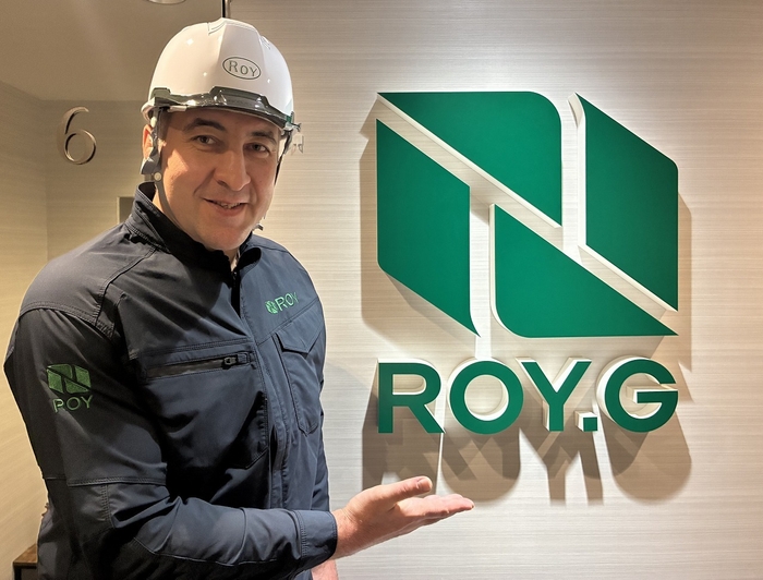 ROY株式会社のロゴと元大関・栃ノ心氏